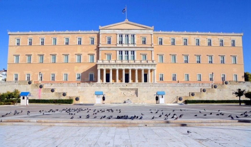 Υπάλληλη Βουλής: Στα δικαστήρια θα διεκδικήσουν τα αναδρομικά